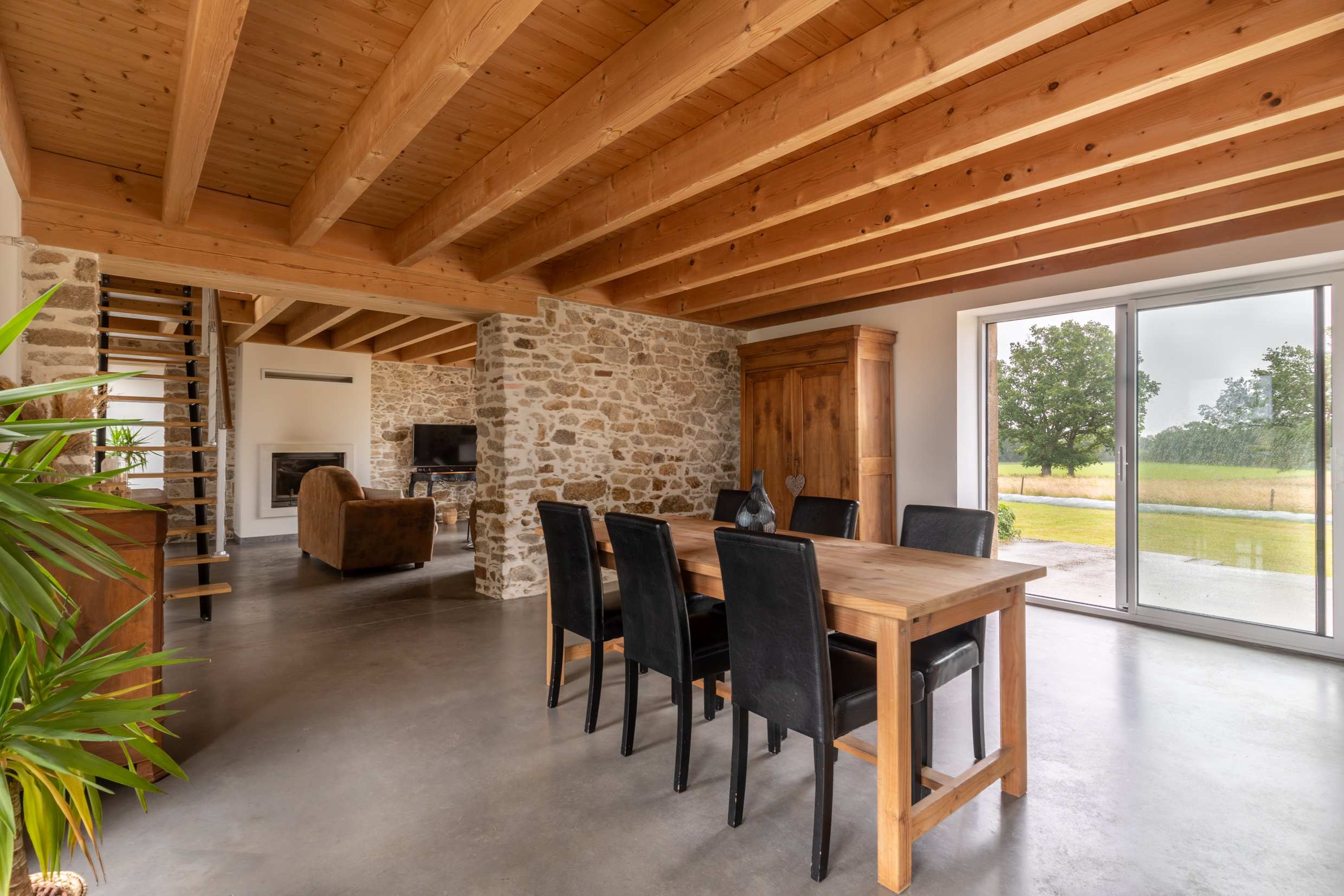 Salle à manger pierres et poutres bois
