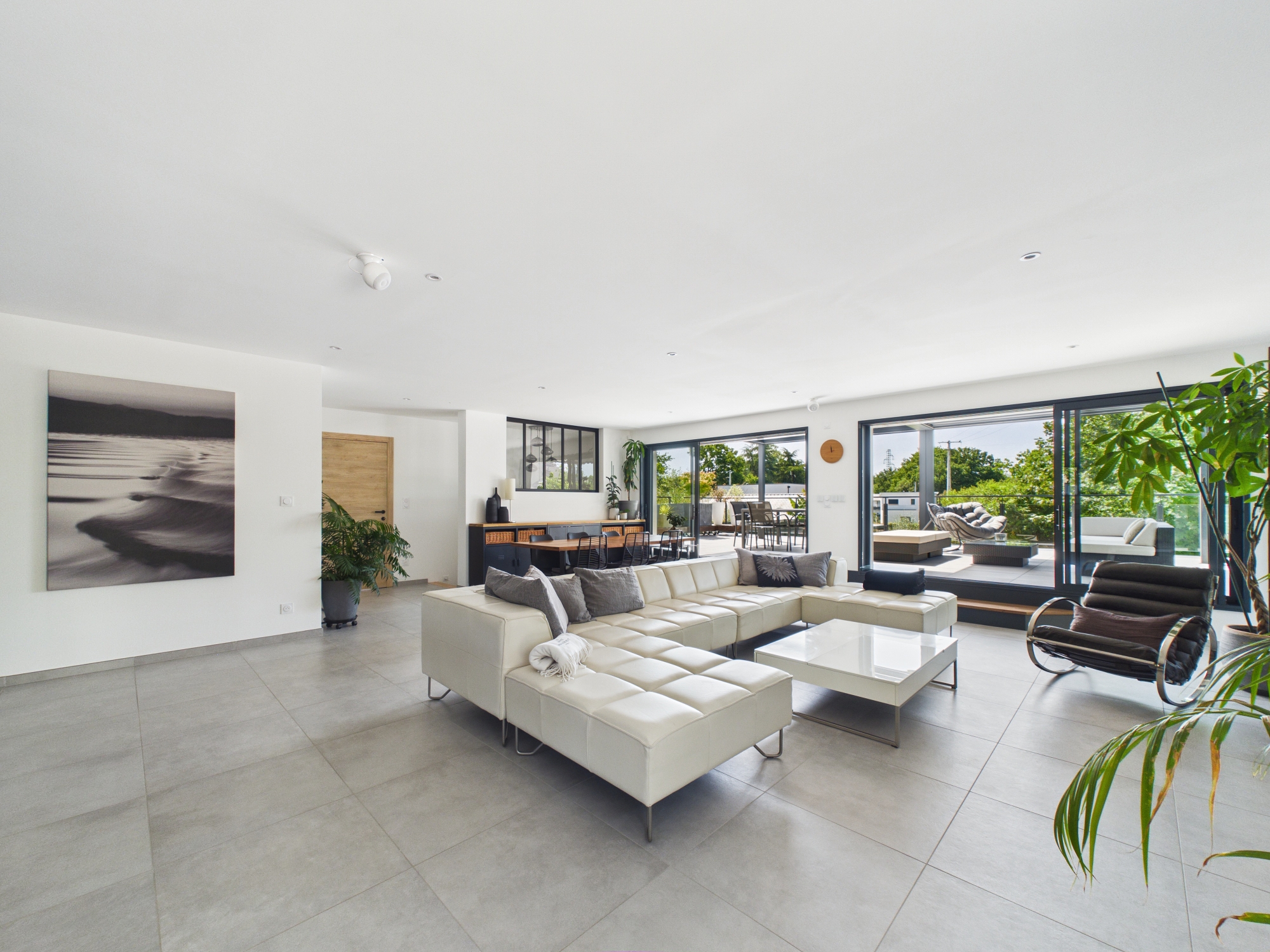 Grand séjour moderne avec terrasse
