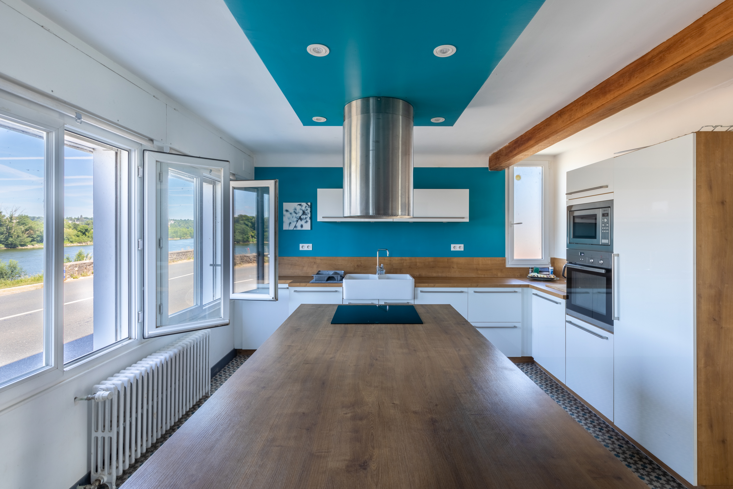Cuisine bleue vue sur la rivière