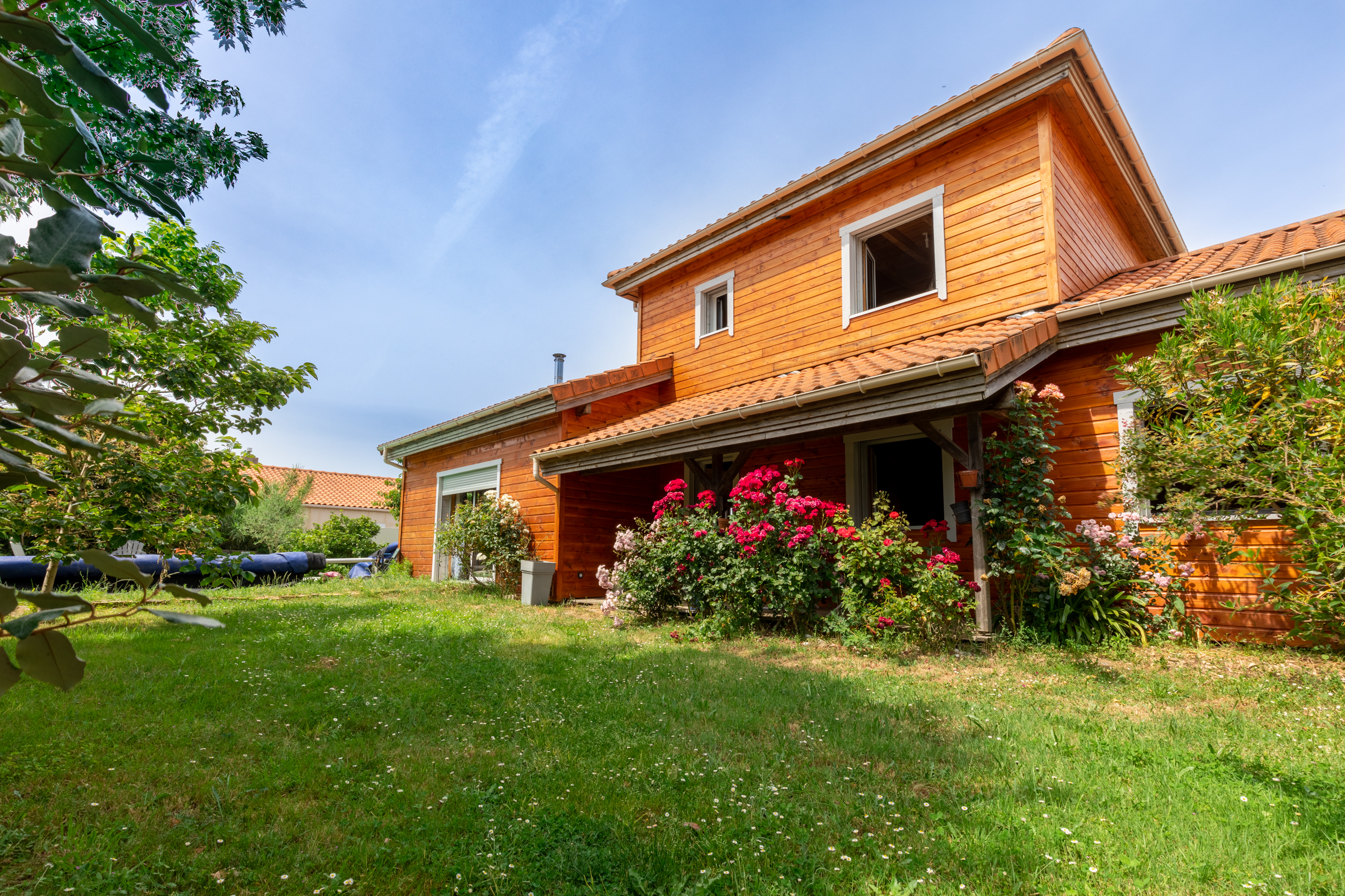 Maison bois avec jardin fleuri